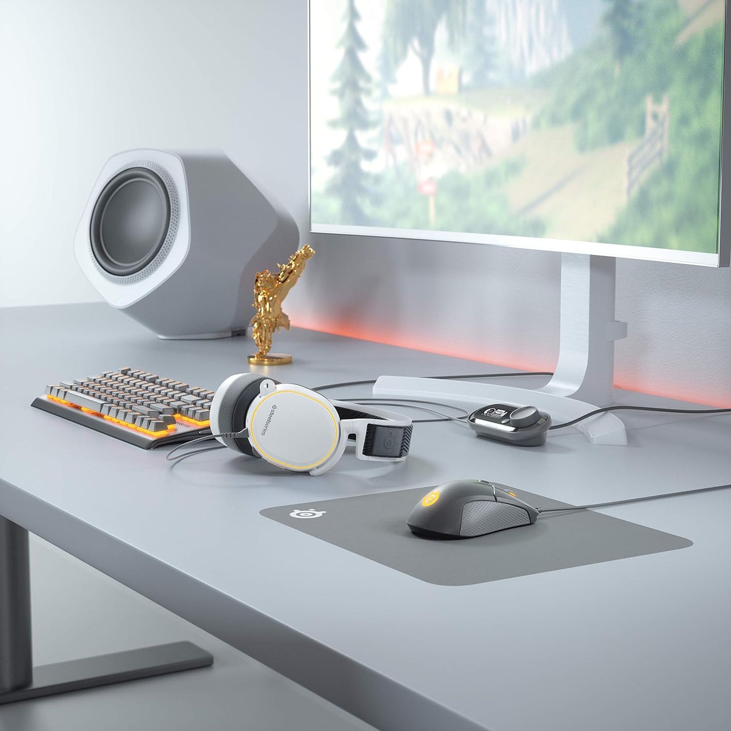 SteelSeries Arctis Pro + GameDAC Wired Gaming Headset-White